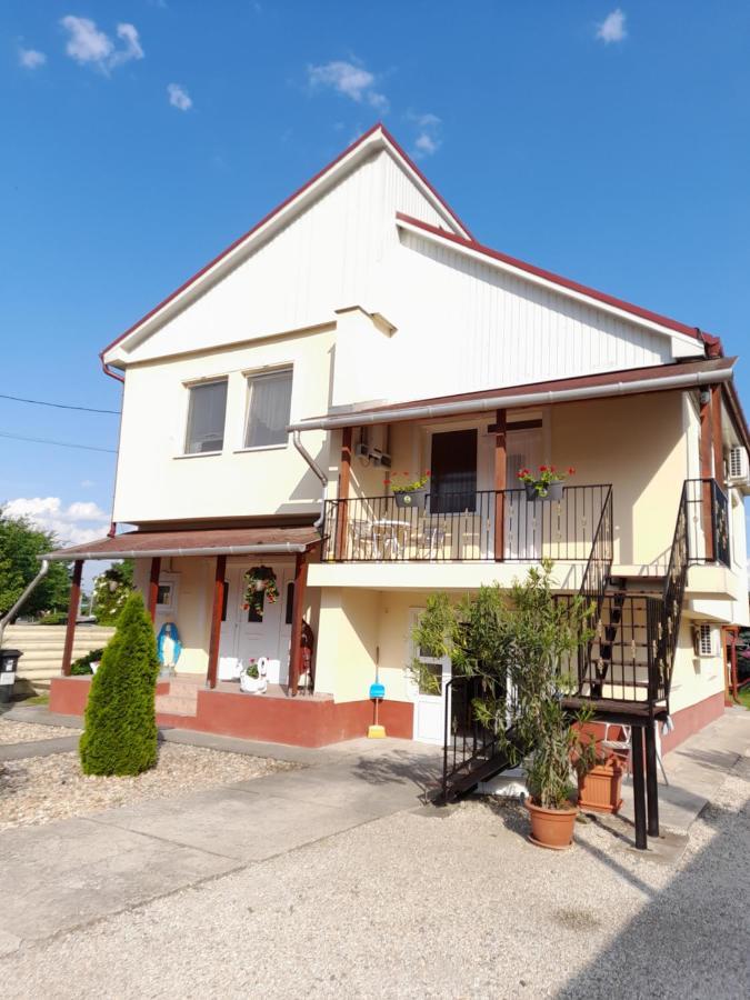 Napsugar Vendeghaz Apartment Tiszaujvaros Exterior photo