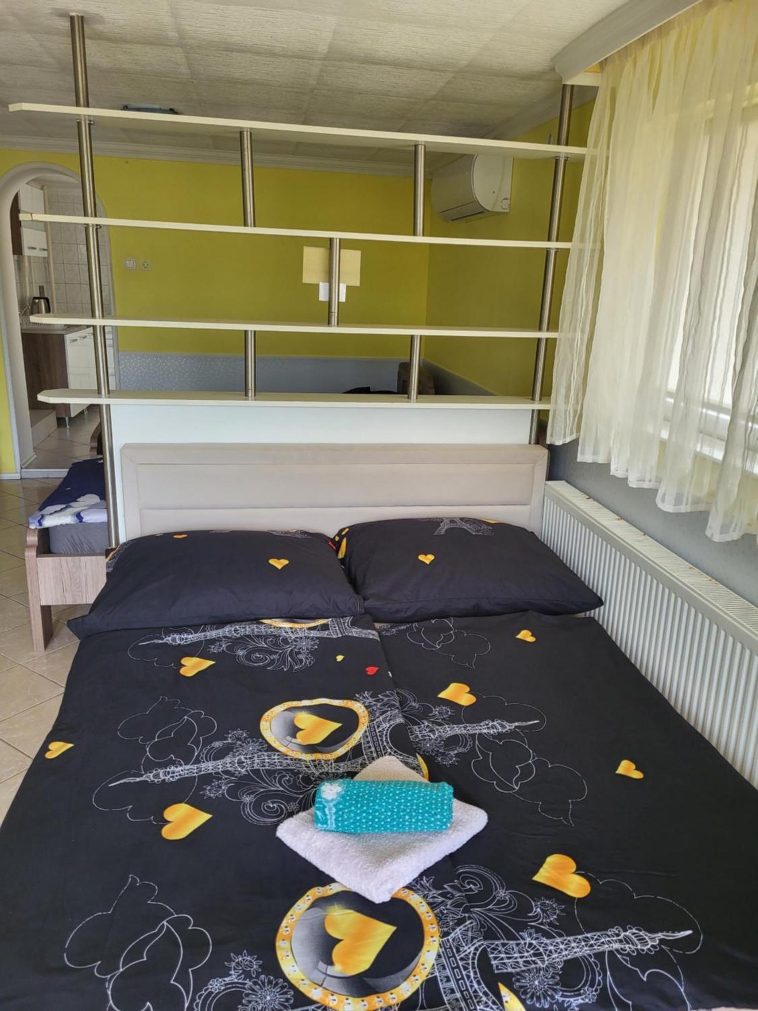 Napsugar Vendeghaz Apartment Tiszaujvaros Room photo